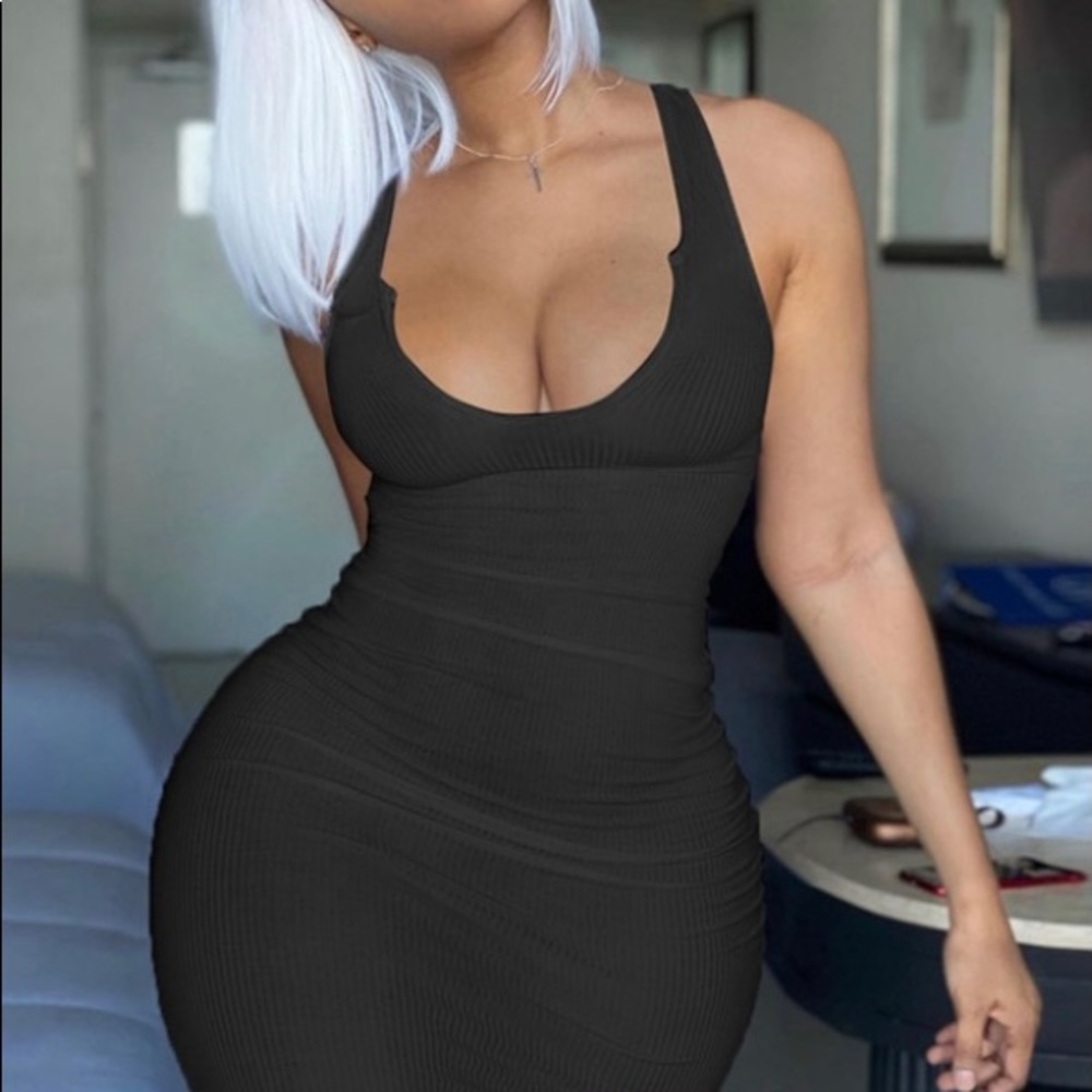 U-neckline maxi sundress